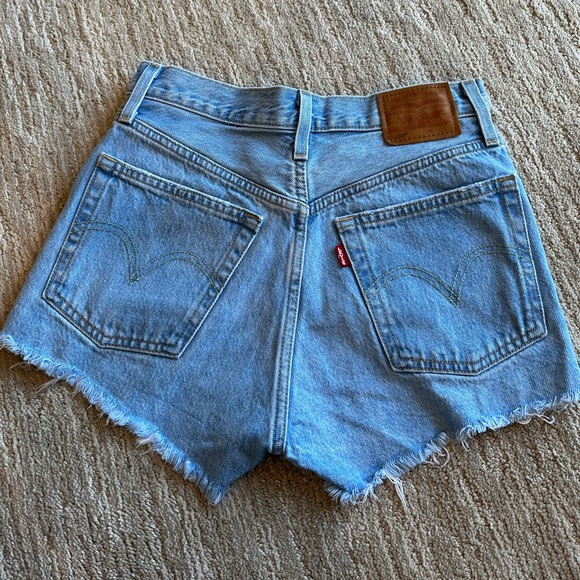 Levi’s High Waisted Denim Shorts - Picture 2 of 3